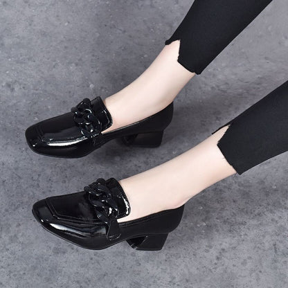 Zapatos de tacón bajo con punta cuadrada de charol