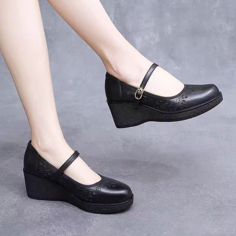Zapatos de cuero con cuña y agujeros huecos