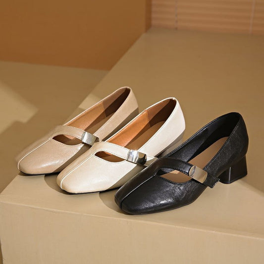 Zapatos elegantes de mujer con laterales ahuecados.