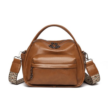 Bolso de mano informal de piel suave y ligera con textura.