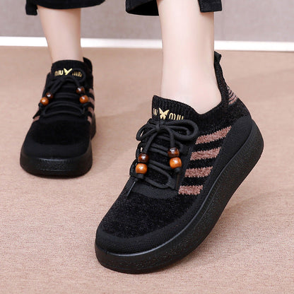 Zapatos de suela gruesa y forrados de vellón