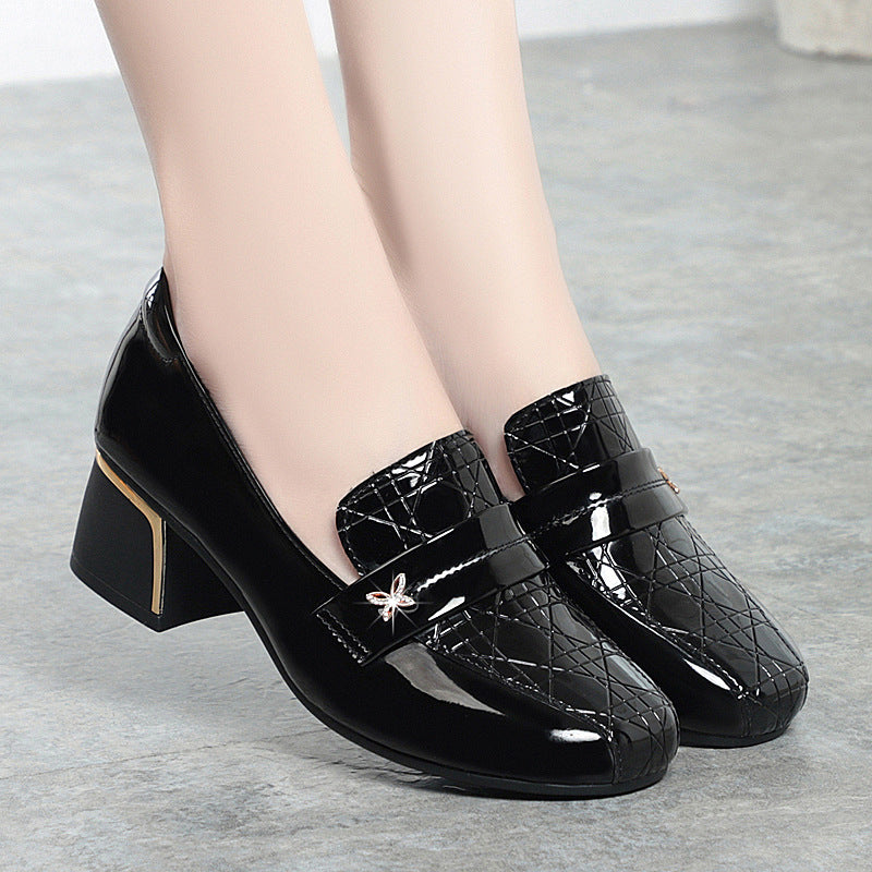 Zapatos de piel a cuadros con tacón medio y diseño de mariposa