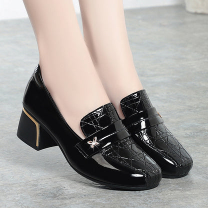 Zapatos de piel a cuadros con tacón medio y diseño de mariposa