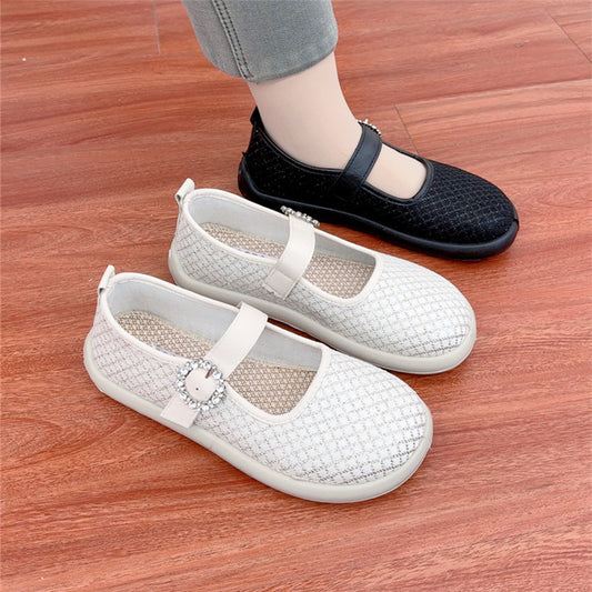 Zapatos de tela para mujer con pedrería y velcro.