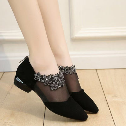 Tacones bajos con flores de diamante hueco