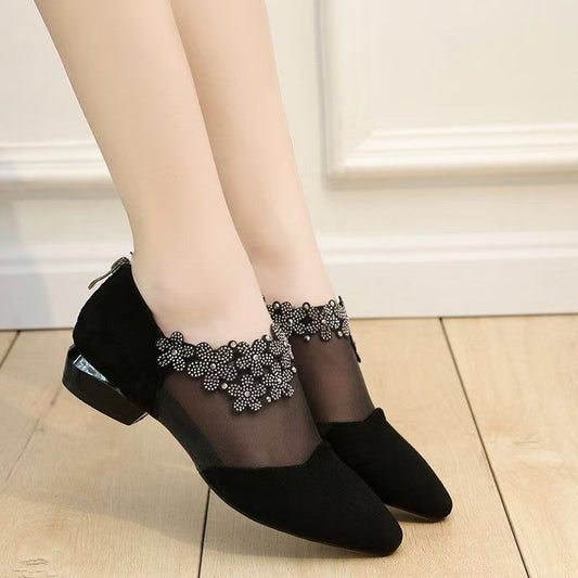 Tacones bajos con flores de diamante hueco