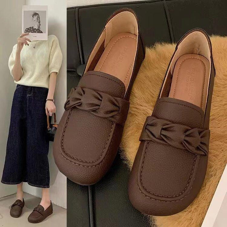 Zapatos de piel nuevos para mujer con suela blanda tejida.