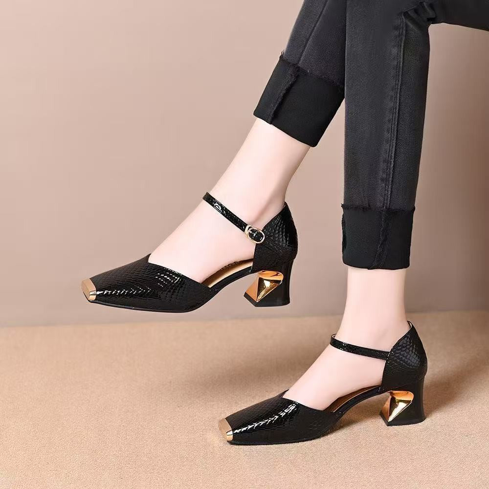 Zapatos de tacón alto con punta cuadrada metálica y tacón grueso bajo.