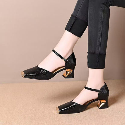 Zapatos de tacón alto con punta cuadrada metálica y tacón grueso bajo.