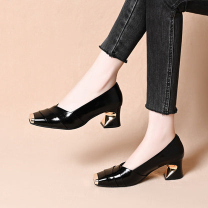 Zapatos de piel con puntera cuadrada y detalles metálicos