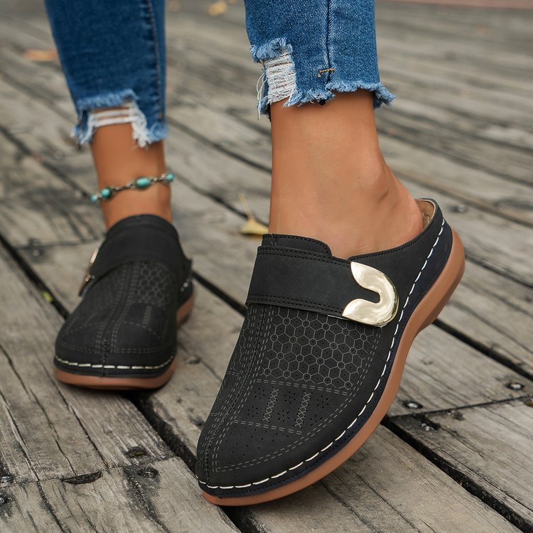 Zapatos de mujer con recortes metálicos