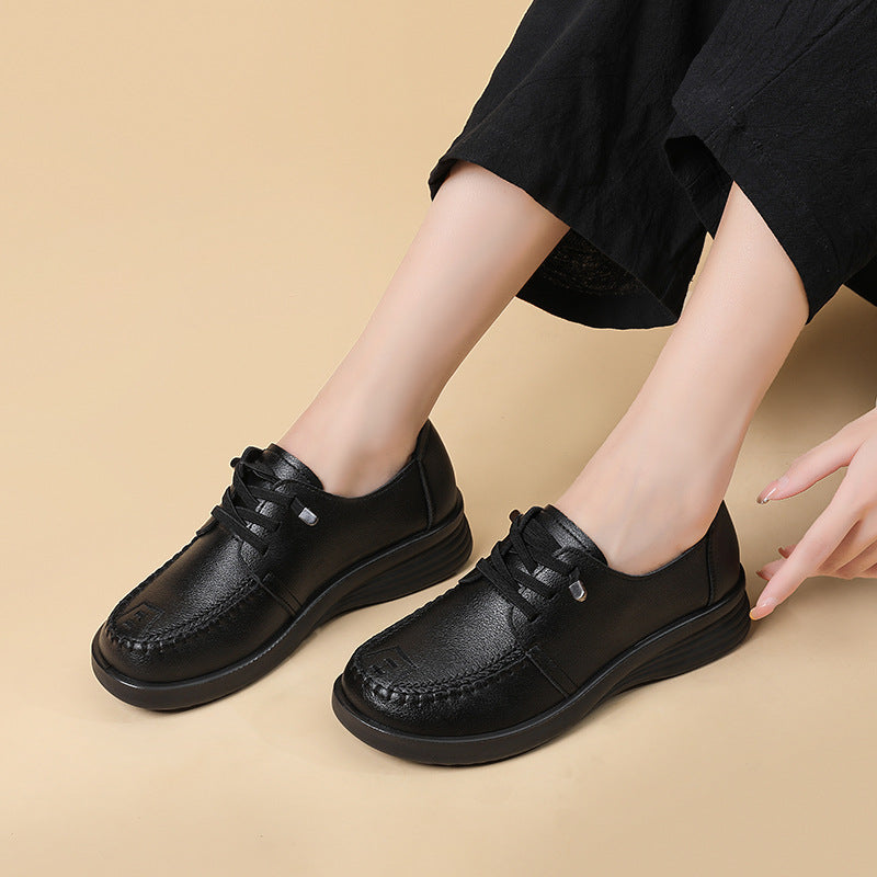 Zapatos de piel con tiras y costuras.