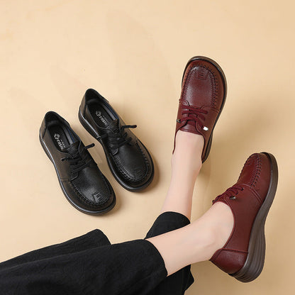 Zapatos de piel con tiras y costuras.