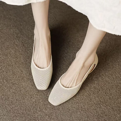 Elegantes zapatos de piel huecos para mujer.