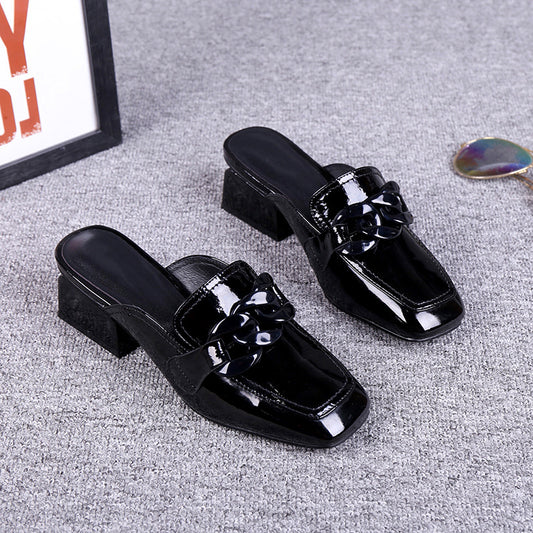 Zapatillas de piel de tacón bajo con cadena