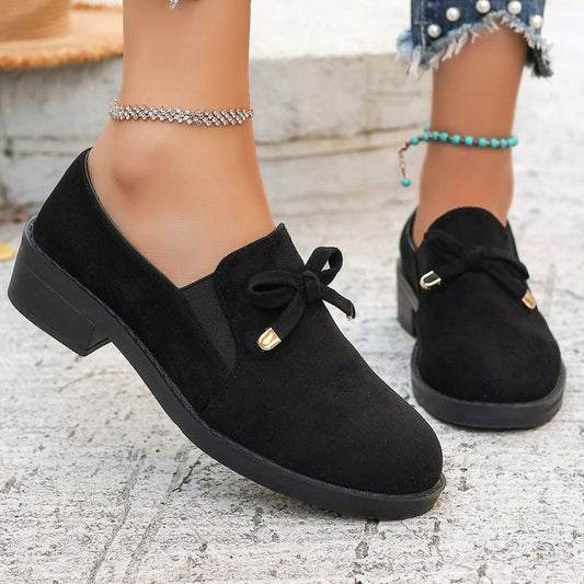 Zapatos de ante con tacón grueso y lazo de piel