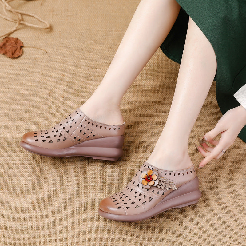 Zapatos de cuero calados, decorados con flores.