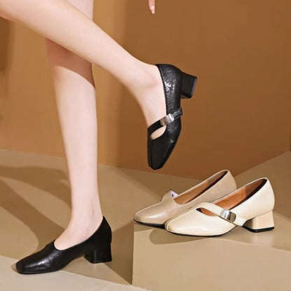 Zapatos elegantes de mujer con laterales ahuecados.