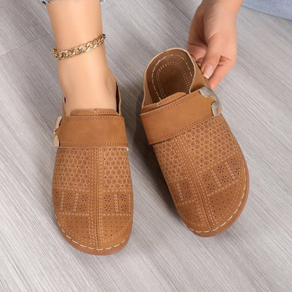 Zapatos de mujer con recortes metálicos