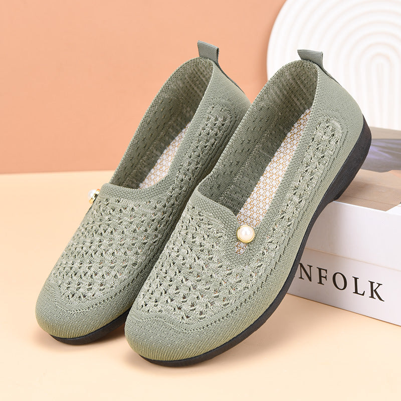 Zapatos informales adornados con perlas.