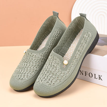 Zapatos informales adornados con perlas.