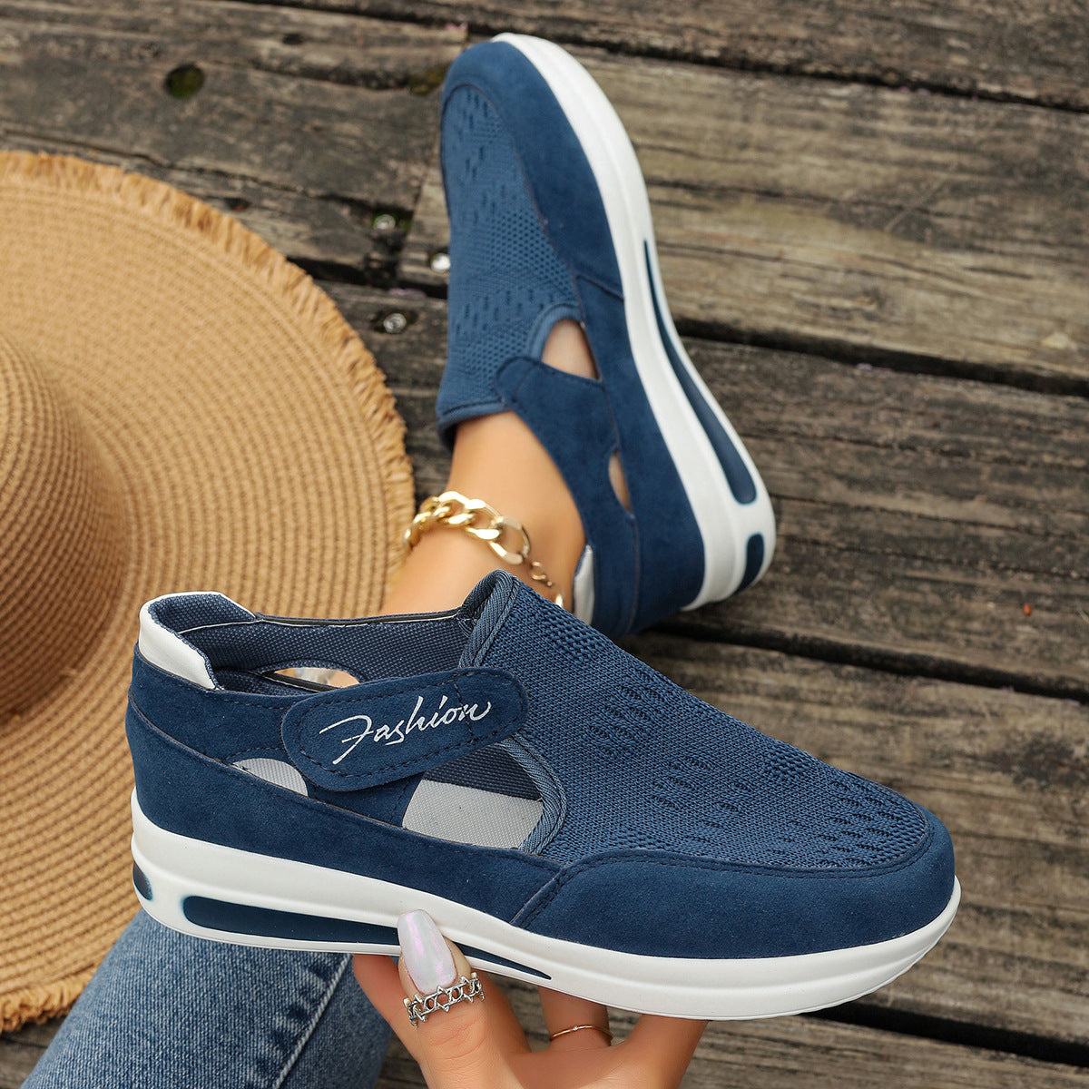 Zapatos de malla con velcro hueco y suela gruesa