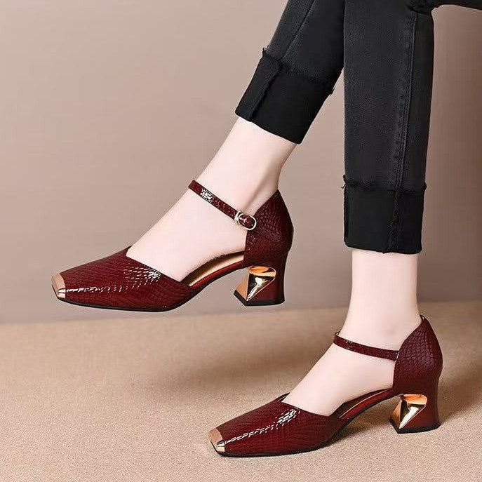 Zapatos de tacón alto con punta cuadrada metálica y tacón grueso bajo.