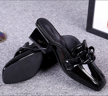 Zapatillas de piel de tacón bajo con cadena