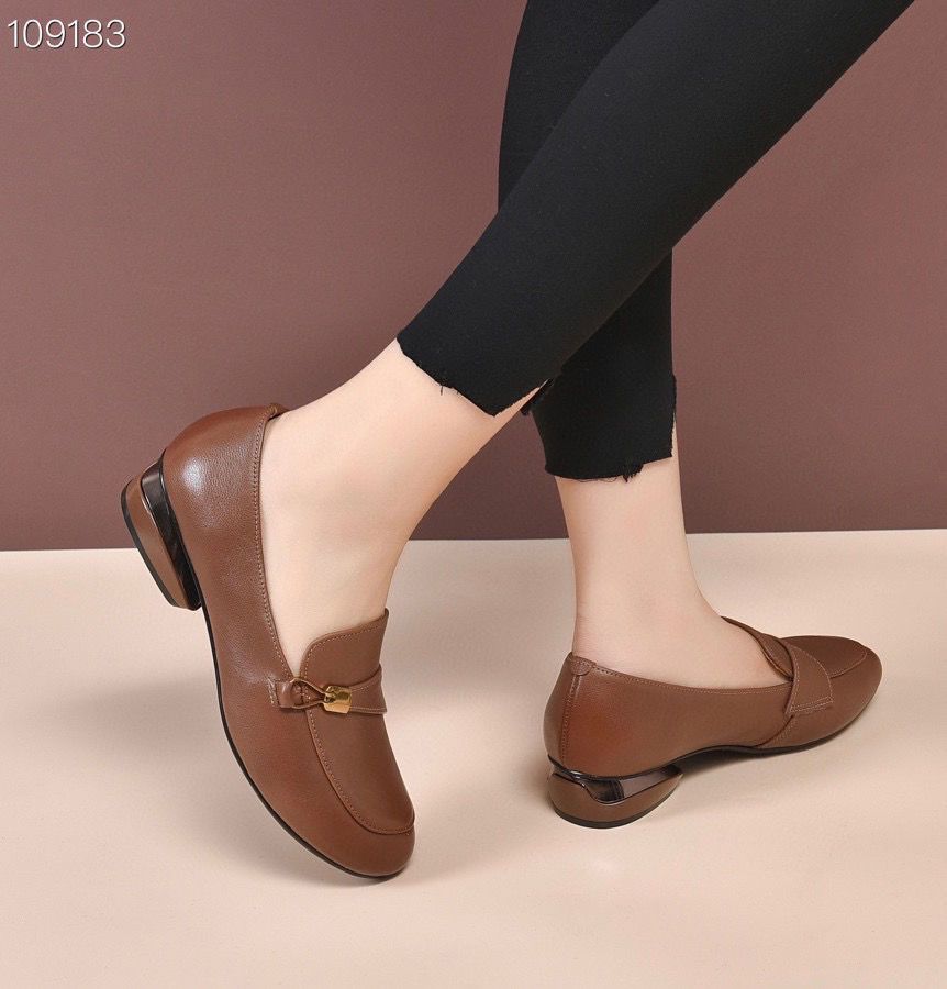 Zapatos sin cordones con hebilla de metal biselado para mamás