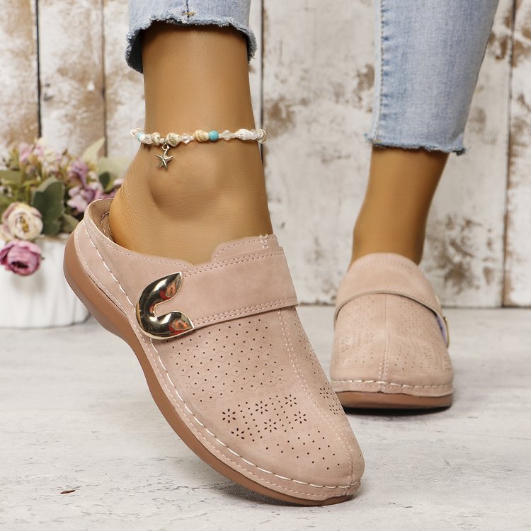 Zapatos de mujer con recortes metálicos