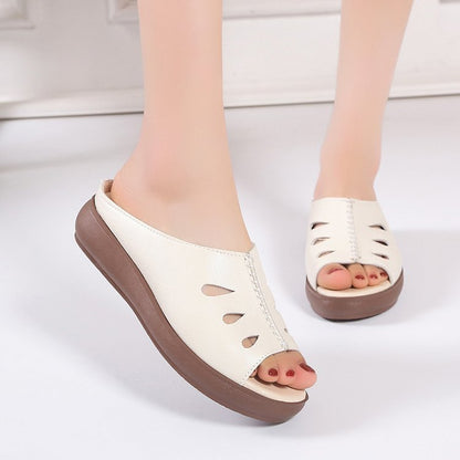 Sandalias de verano de piel suave con suela gruesa.