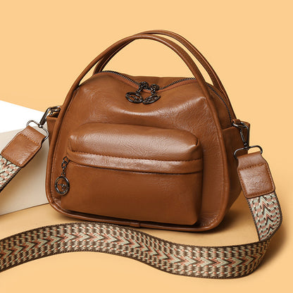 Bolso de mano informal de piel suave y ligera con textura.