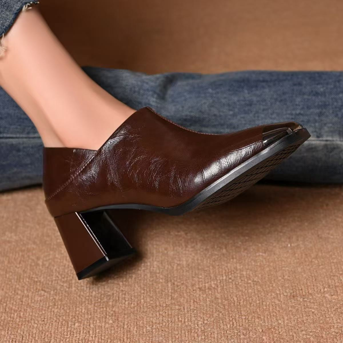 Zapatos de piel con tacón medio y puntera metálica