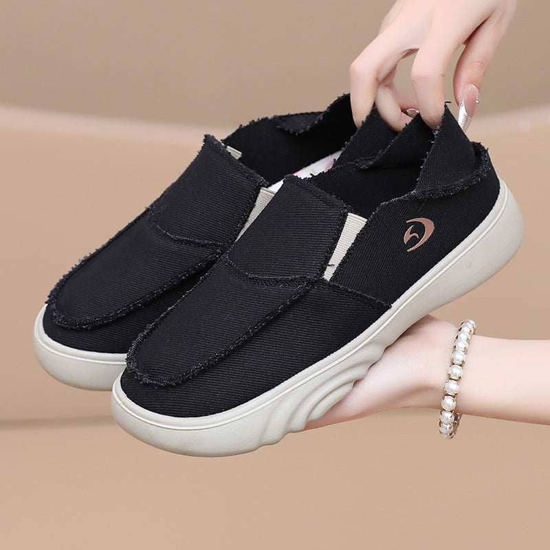 Nuevos zapatos de tela con suela blanda