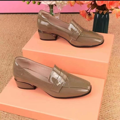 Zapatos de tacón medio con suela blanda de charol