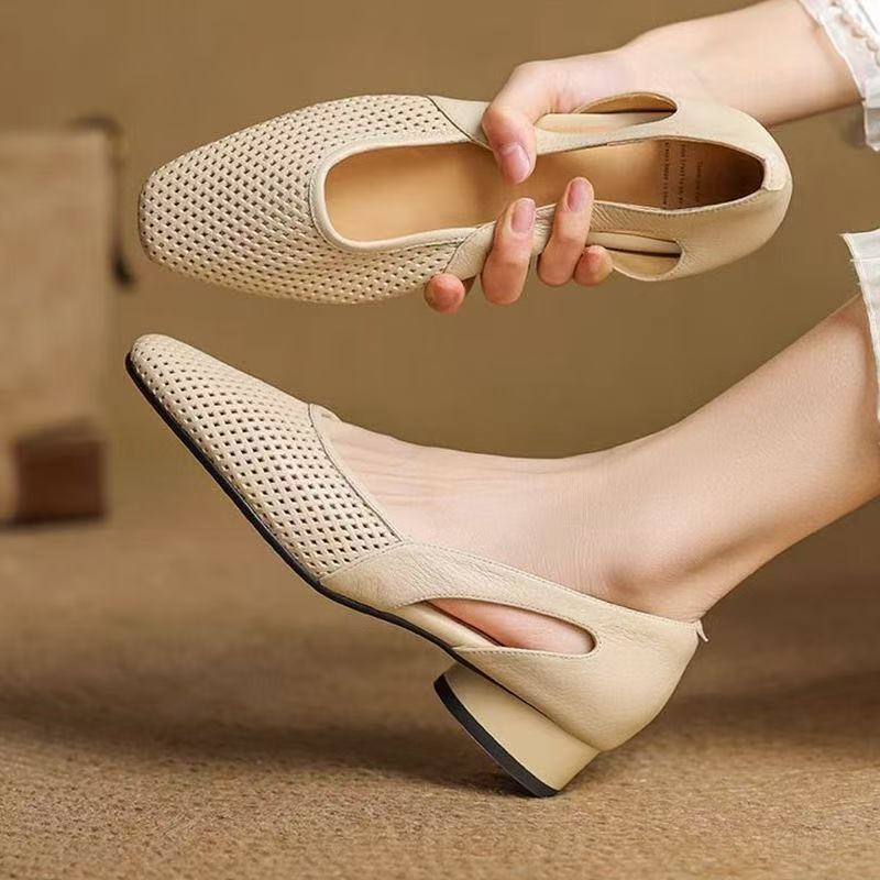 Elegantes zapatos de piel huecos para mujer.