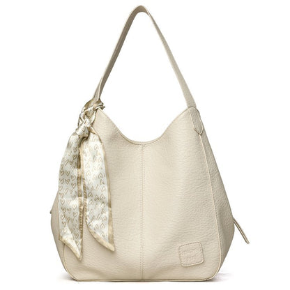 Bolso tote vintage de piel suave con múltiples compartimentos.