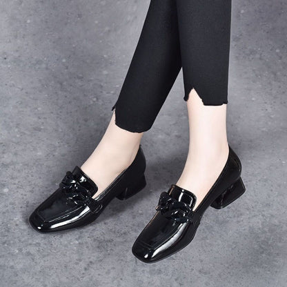 Zapatos de tacón bajo con punta cuadrada de charol
