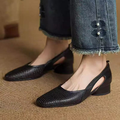 Elegantes zapatos de piel huecos para mujer.