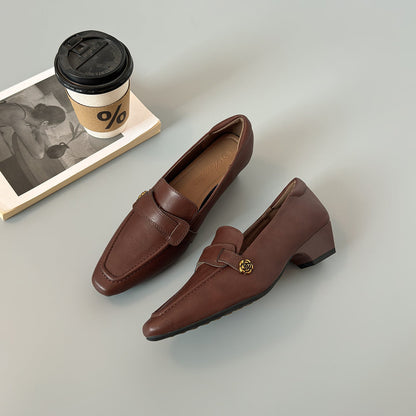 Zapatos de piel de tacón medio con punta cuadrada y estilo elegante