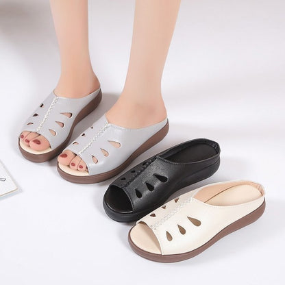 Sandalias de verano de piel suave con suela gruesa.