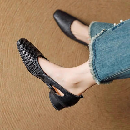 Elegantes zapatos de piel huecos para mujer.