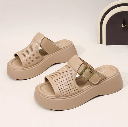 Sandalias de plataforma versátiles con recortes