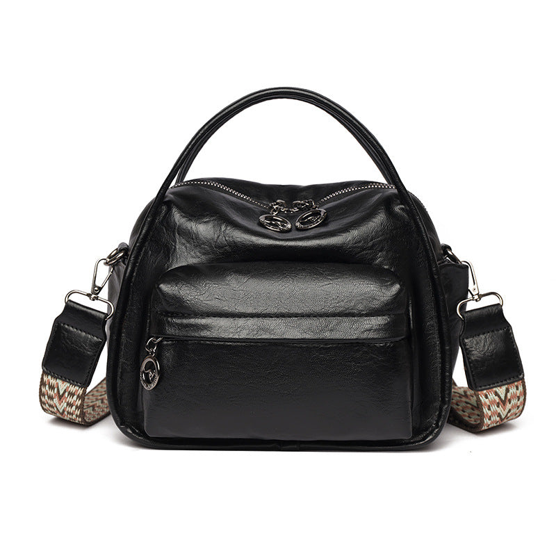Bolso de mano informal de piel suave y ligera con textura.