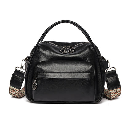 Bolso de mano informal de piel suave y ligera con textura.