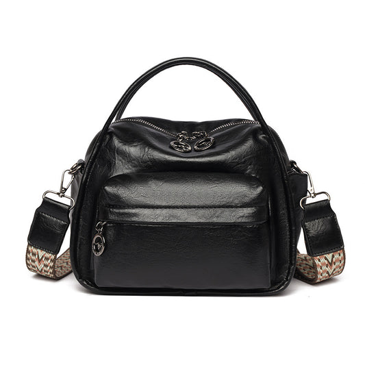 Bolso de mano informal de piel suave y ligera con textura.