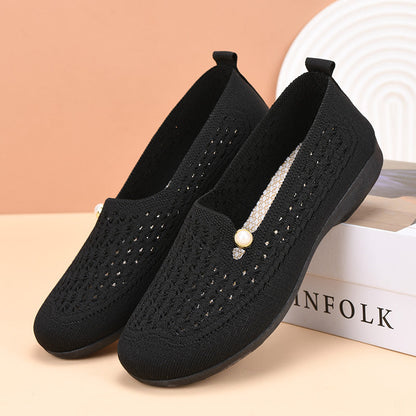 Zapatos informales adornados con perlas.