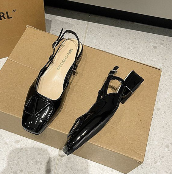 Zapatos de tacón de cuña de charol, diseño de punta cerrada, talón con cordones y hebilla en forma de V.