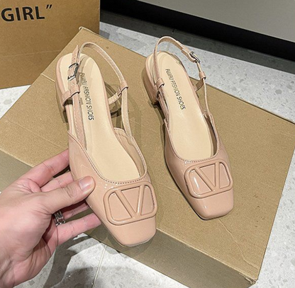 Zapatos de tacón de cuña de charol, diseño de punta cerrada, talón con cordones y hebilla en forma de V.