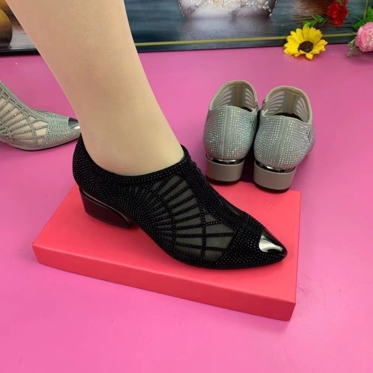 Zapatos de tacón alto calados con pedrería